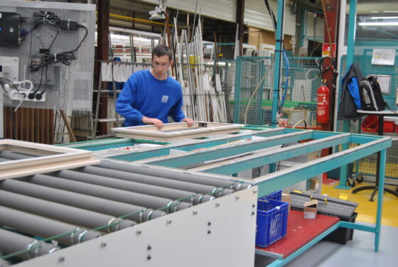 Homme en train de travailler une fenêtre chez AMCC